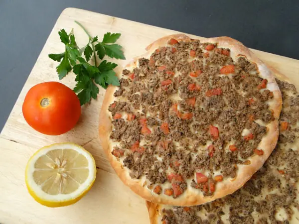 Manakish Meat Vegetables مناقيش لحم العجين بالخضروات