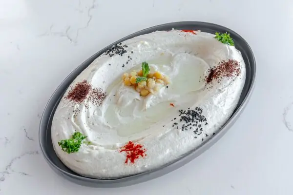 Labneh With Garlic لبنة طازجة بالثوم