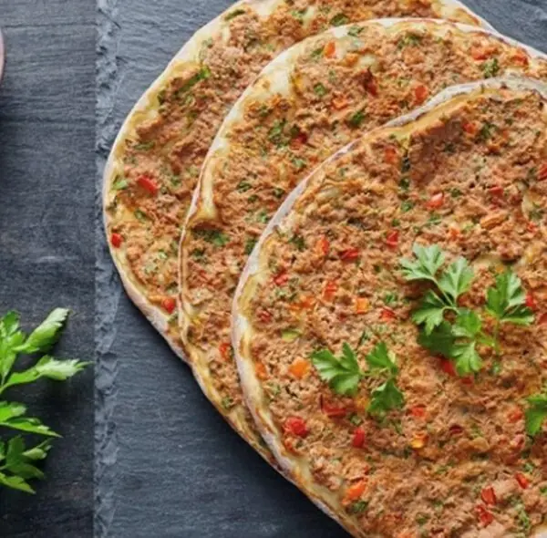 Manakish Lahem Vegetables مناقيش لحم العجين بالخضروات